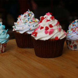 Cupcake com cobertura de chantily colorido